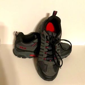 Fila Men’s Westmount Trail Running Shoes, Size 10.5, Tri Color Black-Grey-Red